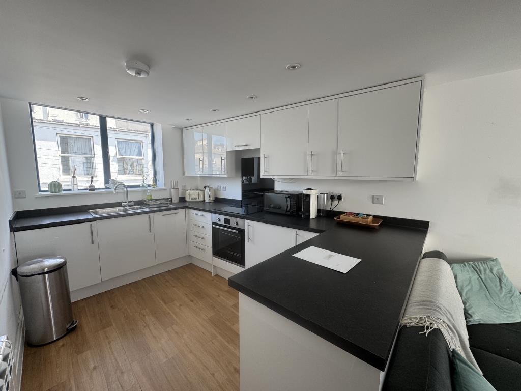 Lot: 85 - A WELL PRESENTED APARTMENT WITHIN PROXIMITY TO TORQUAY HARBOUR - Kitchen